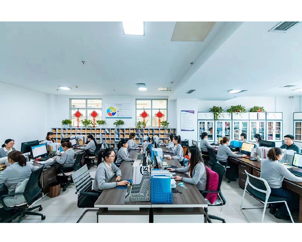 员工价值观：自信 自强 自省，处处想着客户